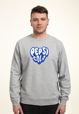 Grå sweatshirt lavet af en bomuldsblanding med et blåt "PEPSI COLA"-logo foran. Rund hals og lange ærmer med ribbede manchetter.