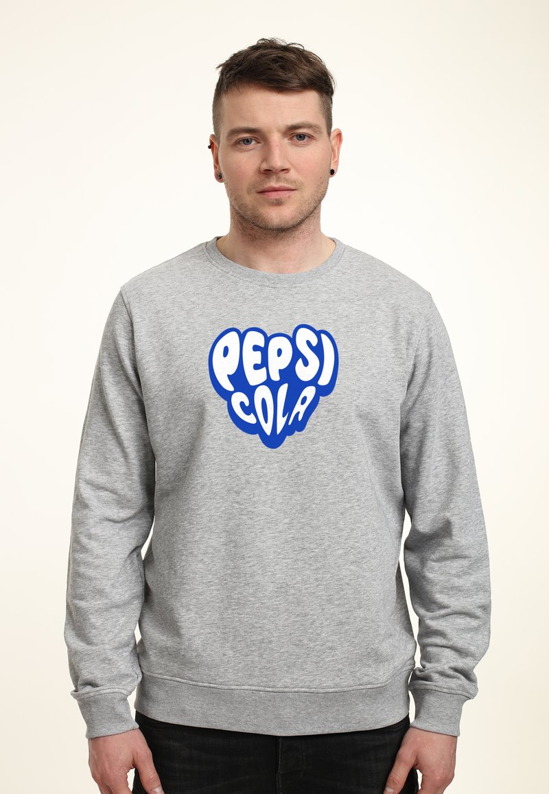 Felpa grigia realizzata in un misto di cotone, con il logo blu "PEPSI COLA" sul davanti. Collo rotondo e maniche lunghe con polsini a coste.