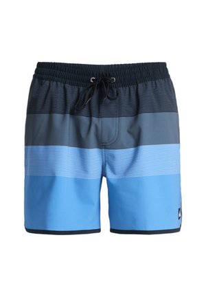 Siniset raidalliset uimashortsit, joissa kiristysnyöri vyötäröllä, useita sinisen sävyjä ja yksivärinen tummansininen helmassa. Valmistettu nopeasti kuivuvasta kankaasta.