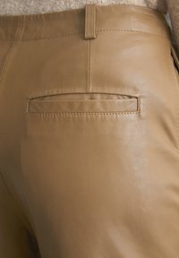 Marc O'Polo HIGH WAISTED STRAIGHT FIT BELT LOOPS - Leren broek - melted nougat