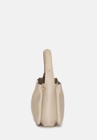 Borsa a mano in pelle beige con un design strutturato, bordi arrotondati, una maniglia superiore singola e una finitura leggermente testurizzata. Accenti in metallo tono rame.