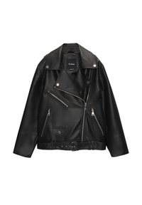 Svart läderbikerjacka med en asymmetrisk frontdragkedja, flera fickor med dragkedja, breda slag och midjebälte. Slät textur.