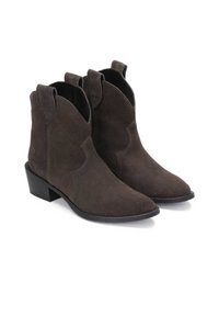 Botine din suede maro închis, cu vârf ascuțit, toc mic și taburi laterale pentru a fi trase. Textură netedă cu accente de cusături discrete.