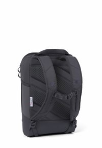 Schwarzer Rucksack aus texturiertem Stoff mit gepolsterten Seiten, verstellbaren Trägern und einem Schnallenverschluss. Verfügt über ein minimalistisches Design und ein Logodetail.