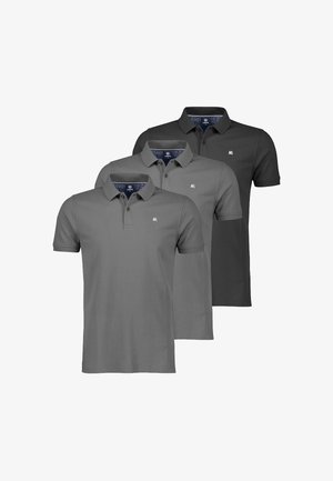 Trzy gładkie koszulki polo w szarym i czarnym kolorze, każda z małym wyszywanym logo na lewej piersi i kołnierzykami na guziki.