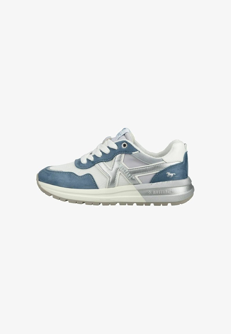 Baskets blanches et bleues avec lacets, semelle épaisse, et logo Mustang sur le talon, vues du côté extérieur.