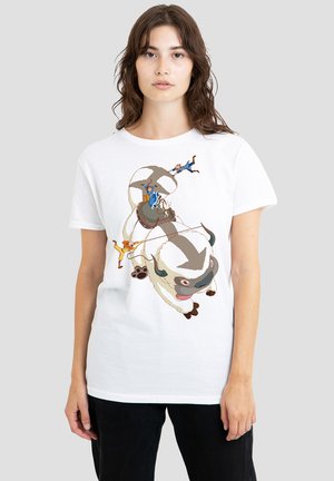 Junge Frau, die ein weißes T-Shirt mit einer animierten Grafik eines großen Wesens trägt, das einen Pfeil auf dem Rücken hat, und drei kleinere Charaktere, die miteinander interagieren.