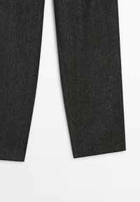 Tummanharmaat herringbone-kuvioiset housut, joissa on tekstuurinen kangas. Muotoilu on suora lahje ja siisti viimeistely lahkeessa.