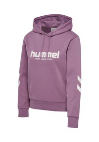 Fioletowa bluza z kapturem wykonana z miękkiego materiału. Posiada białe logo i trzy paski na rękawach. Wyposażona w kaptur ze sznurkiem i ściągacze na mankietach.