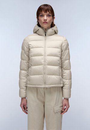 Lichtbeige pufferjack met horizontale gestikte textuur, voorrits en een afneembare capuchon. Gecombineerd met beige broek.