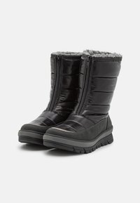 Schwarze isolierte Stiefel mit Reißverschluss, gepolsterter, gesteppten Textur, grauem Kunstfellfutter und robusten Gummisohlen für Halt und Unterstützung.