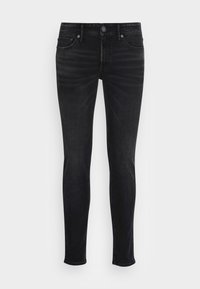 Jeans de mezclilla negra con un corte ajustado, diseño de cinco bolsillos, cierre de botón, sutil desgastado y detalles de costura a lo largo de las costuras.