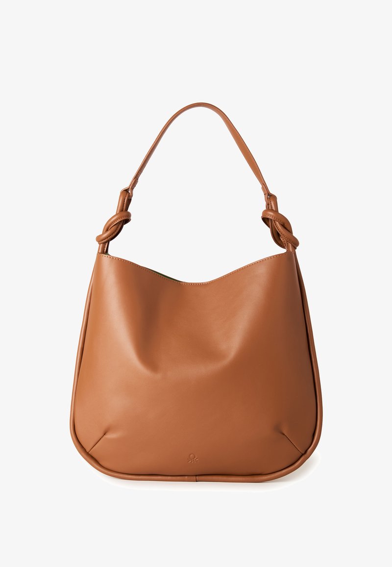 Bolso de hombro de cuero marrón con forma suave y redondeada, detalles de la correa anudada y sutil emblema del logo en el frente.