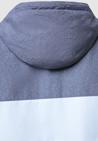 Giacca con cappuccio con la parte superiore grigia texturizzata e la parte inferiore bianca liscia, visualizzazione dal retro che mette in evidenza il cappuccio e il design a blocchi di colore.