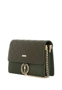 Zielona skórzana torba na ramię z pikowaną teksturą, złotymi akcentami, łańcuszkowym paskiem i okrąłym detalem. Kompaktowy design z klapą zamykającą.