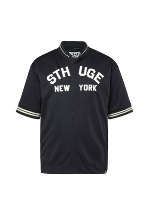 Sort kortærmet sportstrøje med hvide stribede manchetter og hvid tekst med ordene "STH UGE NEW YORK" over brystet.