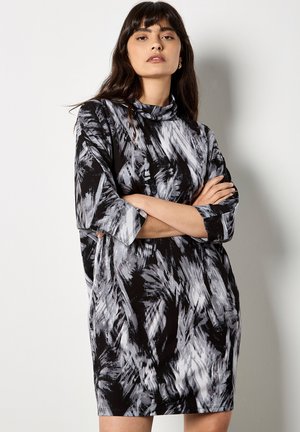 Czarna i szara sukienka w wzory, z dekoltem w kształcie kaptura, krótkimi rękawami i luźnym krojem, z teksturowanym abstrakcyjnym wzorem.