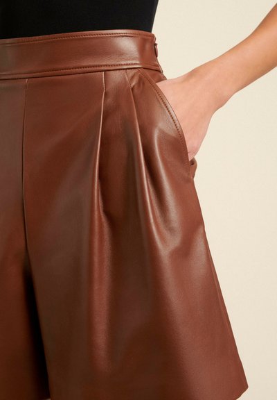 Luisa Spagnoli ORSAY - Leather trousers - nocciola