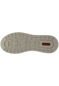 Semelle en caoutchouc gris clair avec divers motifs de traction, y compris des crampons triangulaires et rectangulaires. Présente un logo rouge en détail.