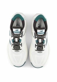 Witte sportieve schoenen met zwarte veters, teal accenten en een textuur van mesh bovenkant. Beschikt over een gevoerde zool en het logo op de tong en zijkant.