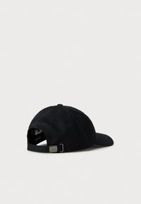 Casquette de baseball noire réglable avec une boucle en métal et le nom de la marque brodé "LYLE & SCOTT" à l'arrière, vue de l'arrière.