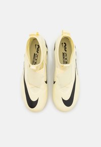 Scarpe da calcio gialle con logo Swoosh nero della Nike, materiale sintetico liscio, fascia elastica sulla parte anteriore e design aerodinamico.