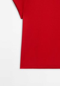 T-shirt rouge à manches courtes avec col rond, présenté à plat sur un fond blanc, montrant le devant et la manche gauche.