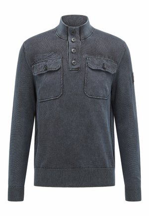 Pull-over en maille gris foncé avec poignets et ourlet côtelés, col montant avec quatre boutons, et deux poches poitrine à rabat boutonné.