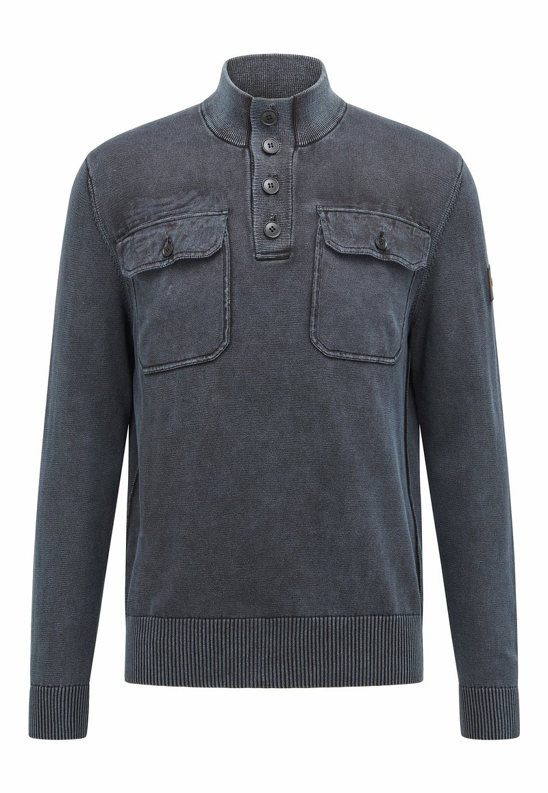 Pull-over en maille gris foncé avec poignets et ourlet côtelés, col montant avec quatre boutons, et deux poches poitrine à rabat boutonné.