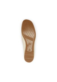 Helle beige Schuhsohle mit glatter Textur und einer braunen, gemusterten Innensohle mit sich wiederholenden Logos. Die Ränder sind mit dezenten, geschwungenen Akzenten versehen.