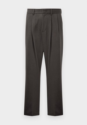 Pantalones de color gris oscuro fabricados en un tejido texturizado, con un frente plano, pinzas, piernas rectas y trabillas para cinturón. Sin hardware visible ni patrones.