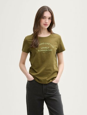 Olivenfarbene Baumwoll-T-Shirt mit kurzen Ärmeln, das ein grafisches Textdesign trägt mit der Aufschrift "Nichts ist wie dieser schöne Sommertag." Kombiniert mit dunklen Jeans.