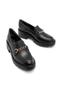 Czarne skórzane loafersy o teksturowanym wykończeniu, z akcentem w postaci złotego łańcucha i masywnym czarnym obcasem. Gładka podeszwa i elegancki design.