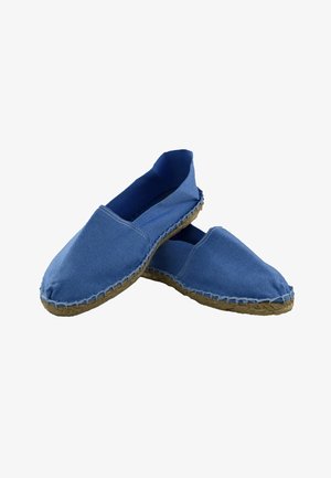 Espadrilles en toile bleue avec des orteils arrondis et des semelles en jute tressé. Caractéristiques des bords cousus et une doublure supérieure lisse pour le confort.