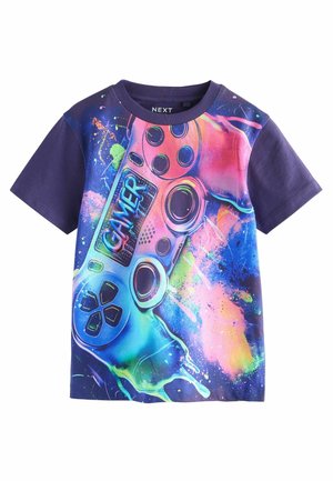 T-shirt a maniche corte di colore navy con una grafica colorata di un controller di gioco sul davanti, caratterizzata da vivaci spruzzi di rosa, blu e verde.