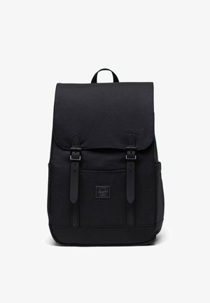 Čierny plátený batoh s klapkou, dvoma popruhmi, prednou kapsou a hornou rúčkou. Textúrovaný materiál s obdĺžnikovým tvarom.