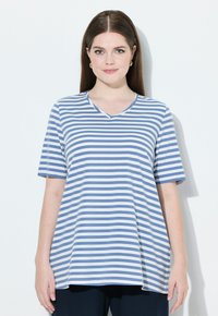 Pruhované modro-bílé tričko s v ýstřihem do V a krátkými rukávy, s uvolněným střihem a měkkou texturou látky.