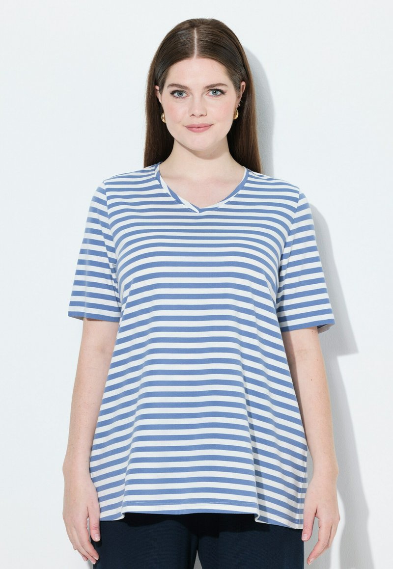 Pruhované modro-bílé tričko s výstřihem do V a krátkými rukávy, s uvolněným střihem a měkkou texturou látky.