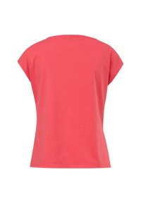 T-shirt z krótkim rękawem w koralowym kolorze, wykonany z miękkiej bawełny, z okrągłym dekoltem i luźnym fasonem, bez widocznych wzorów ani elementów metalowych.