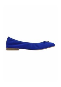 Ballerine pour femme en daim bleu avec petit nœud décoratif et petit talon en bois, vue de côté, isolée sur fond blanc.