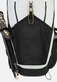 Rugzak met een zwarte gaaszak, grijs stof, versterkte banden en een zijvak voor trekkingstokken. Duurzaam en functioneel ontwerp.