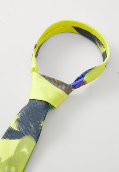 Cravatta gialla neon con motivi astratti multicolori; tessuto morbido; estremità affusolata; design a nodo nella parte superiore; lunghezza complessiva tipica per le cravatte.