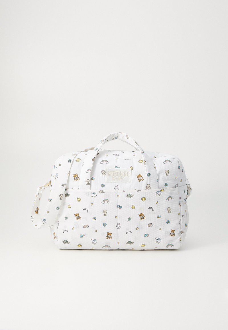 Fehér mintás pelenkázótáska színes mesehősökkel, köztük macikkal, csillagokkal és szivárványokkal. Texturált anyag, dupla fogantyúval és vállpánttal.