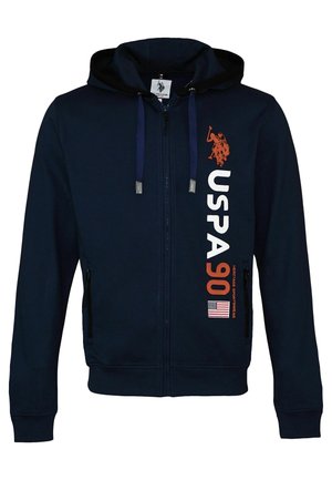 Granatowa bluza z kapturem na zamek, z kapturem i sznurkami, z napisem "USPA 90", logo gracza polo i amerykańską flagą po prawej stronie z przodu.