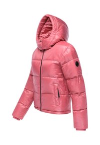 Różowa ocieplana kurtka z kapturem, z zamkiem błyskawicznym z przodu, dwoma bocznymi kieszeniami, elastycznymi mankietami oraz błyszczącym, teksturowanym materiałem.