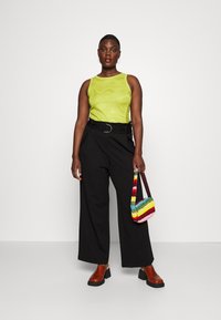 Vero Moda Curve VMBAILEY PAPERBAG WIDE BELT - Παντελόνι - black