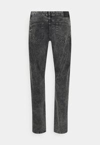Jeans de denim negro con efecto ácido, con bolsillos traseros y corte recto, mostrados desde la parte trasera sobre un fondo blanco liso.