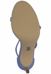 Lila High-Heel-Sandalette mit glatter Oberfläche, offener Zehenpartie und einer strukturierten, texturierten Sohle. Mit einem metallischen Schnallendetail ausgestattet.