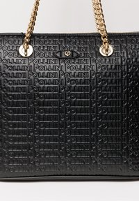 Borsa nera in pelle texturizzata, con logo "POLLINI" impresso, hardware color oro e tracolla a catena. Chiusura con zip.