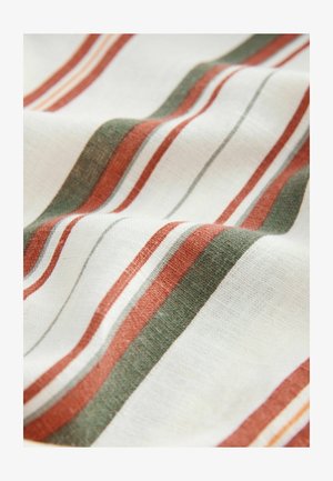 Katoenen stof met verticale strepen in rood, groen en wit, met een gladde textuur en variërende breedtepatronen.